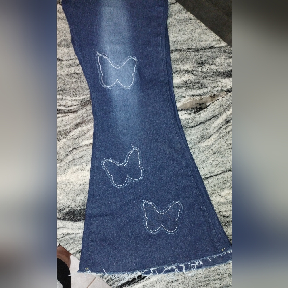 bell-bottom jeans NWOT with butterflies, size 2xl, never worn, fringe hem - Picture 6 of 6